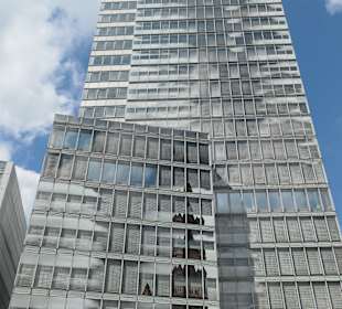 Der 148 Meter hohe Kölnturm, mit Antenne 166 Meter