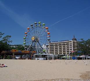 Riesenrad mit einigen Fahrgeschäften