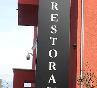 Beim Restaurant Gospoja zur Weinprobe mit Imbiss