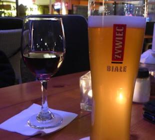 An den Sitzplätzen vor dem Lokal Elephant