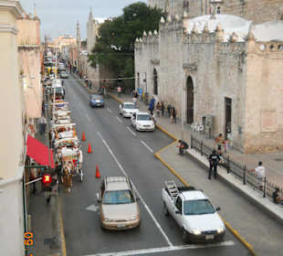 Blick vom Innern auf die Strasse