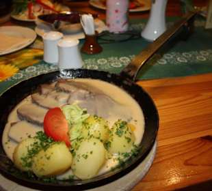 Braten mit Kartoffeln und Rotkraut