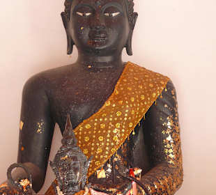 Tempelanlage in Karon mit Markt am Wochenende