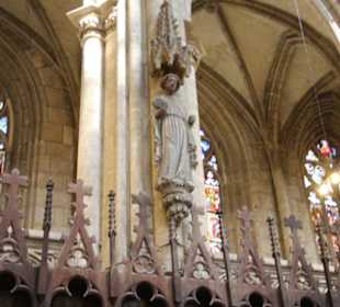 Überlensgroße Figuren am Lettner