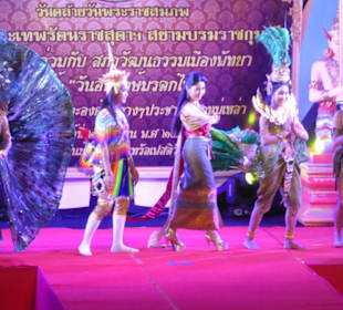 Traditionelle Tänze in schöner Kleidung