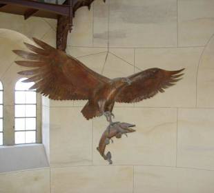 Toller Greifvogel hängt an der Decke vom Turm