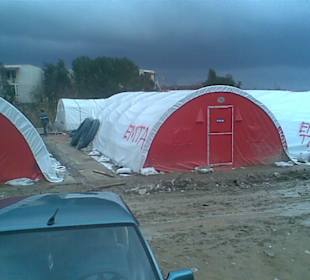 Ein Zelt neben dem anderen.