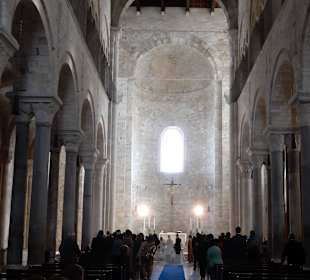 Innenraum mit Hochzeitspaar