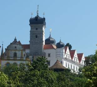 Blick hoch zum Schloss Schwarzenberg