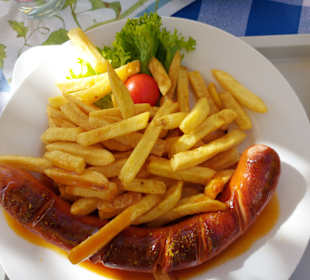 Currywirst mit Pommes