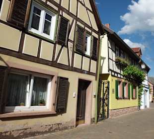 Zum Teil gut erhaltene Fassaden