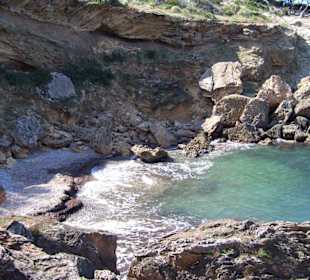 Bucht an Küste auf dem Weg zum Cap des Pinar