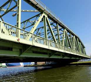 Die Drehbrücke Nordschleuse von der Wasserseite