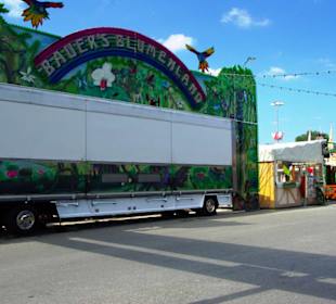 Die ersten Buden am Eingang