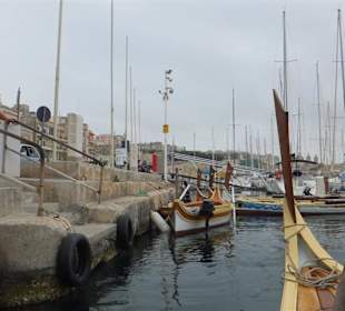 Port jachtowy widoczny z łodzi.