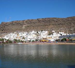 Strand mit Blick auf das Fischerdörfchen
