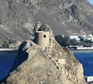 Historischer Wachturm an der Hafeneinfahrt