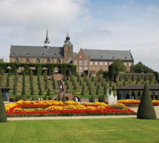 Terrassengarten mit Treppe zum Kloster