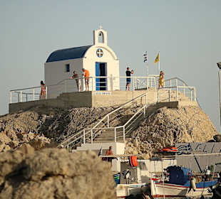 Kaplička nad přístavem v Kylimbii