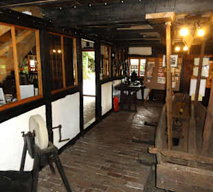 Rundgang durch das Torfschiffwerft-Museum