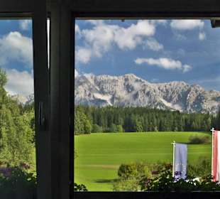 Der Dachstein grüßt zum Fenster herein