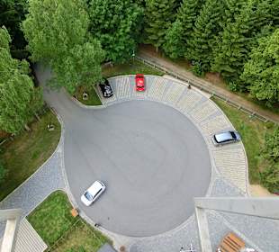 Blick vom Turm zum Parkplatz