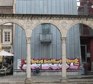 Aachen: Der Römische Portikus auf dem Hof