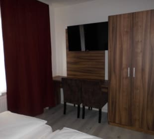 Und einen anständigen Fernseher gibt es. Hotel Grand Corner