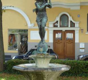 Brunnen Mädchen mit Seehund