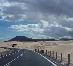 Weg zu den Sanddünen im Osten