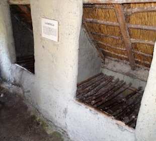 Blick in den Raum der Lehmhütte im Moormuseum