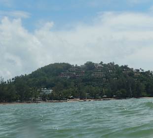 Blick vom Wasser auf den Hügel über dem Surin Beach