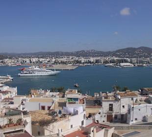 Ausblick von der Altstadt Ibiza Stadt auf das Meer