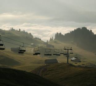 Sessellift im Morgennebel