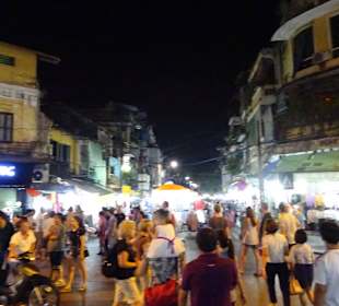 Auf dem Night Markt in Hanoi unterwegs