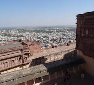 Blick herunter auf die Stadt