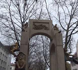 Laubebrunnen Peter Lenk