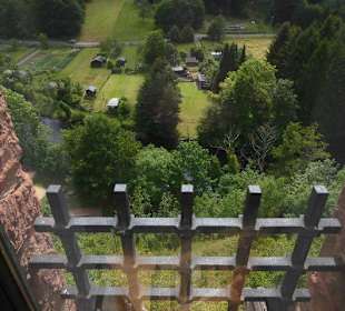 Ein Blick aus einem Raum der Burg ins grüne Tal