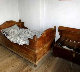 Freistehendes Bett mit Truhe