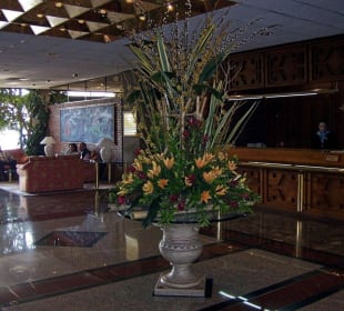 Lobby des Hotels, immer frische Blumen Amathus Beach Hotel Limassol