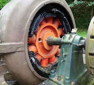 Alte Generatoren und Pumpen vor dem Kraftwerk