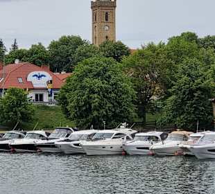 Motorboote und Kirche Nikolaiken 