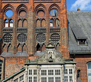 Treppe, dahinter Dach des Rathauses