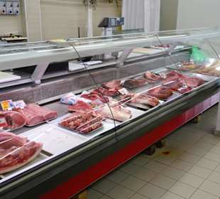 Am Stand des Fleischers