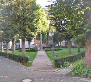 Grünanlage mit Obelisk im Dombezirk