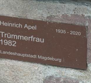 Die Magdeburger Trümmerfrau vor der Johanniskirche