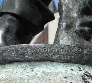 Gravur am Sockel des Hühnerdiebes