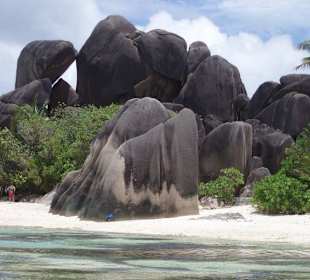 Traumstrand versunken in Granitfelsen