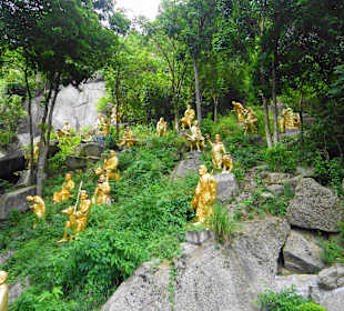 Der gesamte, steile Weg ist von Buddhas gesäumt