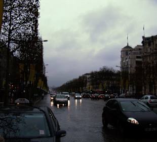 Champs Elysees: Im Regen, aber trotzdem schön